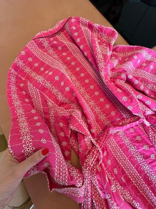 Vestido rosa con bordados blancos