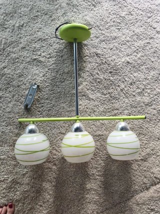 Lámpara de techo verde y blanca