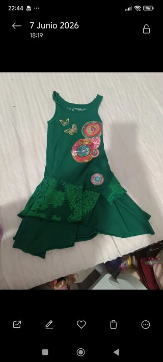 Vestido verde desigual con volantes