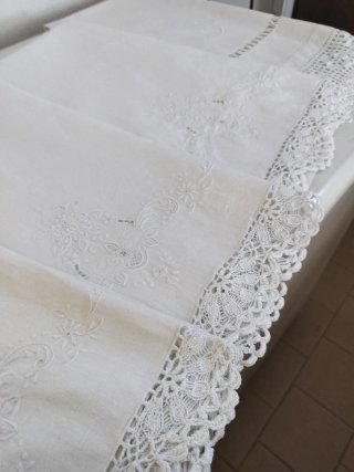Set Asciugamani e Tovaglia Ricamati