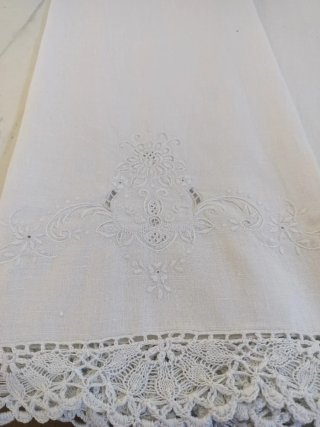 Set Asciugamani e Tovaglia Ricamati