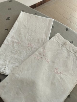 Set Asciugamani e Tovaglia Ricamati