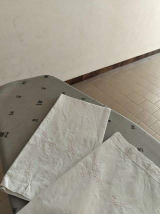 Set Asciugamani e Tovaglia Ricamati