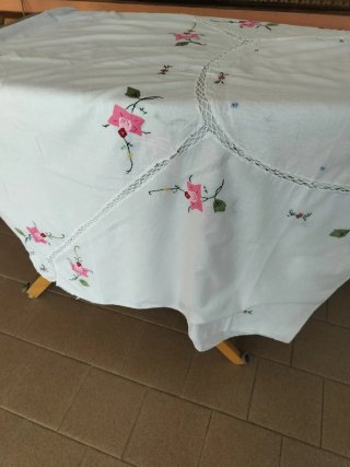 Set Asciugamani e Tovaglia Ricamati