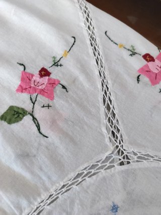 Set Asciugamani e Tovaglia Ricamati