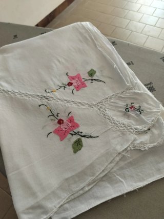 Set Asciugamani e Tovaglia Ricamati