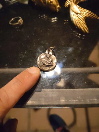 Medalla antigua con figura