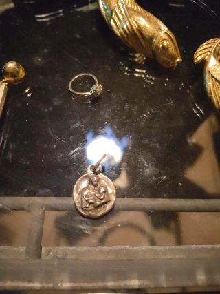 Medalla antigua con figura