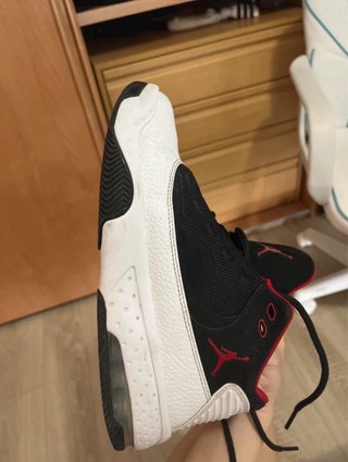 Zapatillas Jordan Negras, Rojas y Blancas