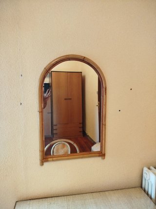 Espejo de mimbre arqueado