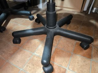 Silla de oficina ergonómica verde.