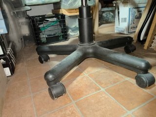 Silla de oficina ergonómica verde.