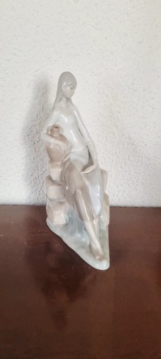 Lladró "Aldeana Sentada"