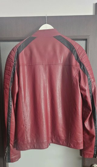 Chaqueta efecto piel roja y negra