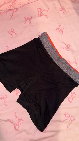 Leggings deportivos negros y naranjas