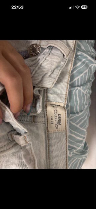 Pantalón vaquero desgastado