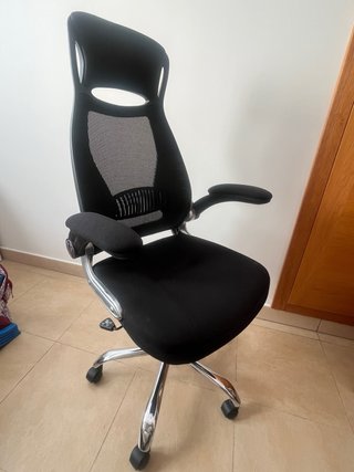 Silla giratoria de escritorio. Con respaldo alto.