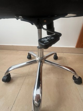 Silla giratoria de escritorio. Con respaldo alto.