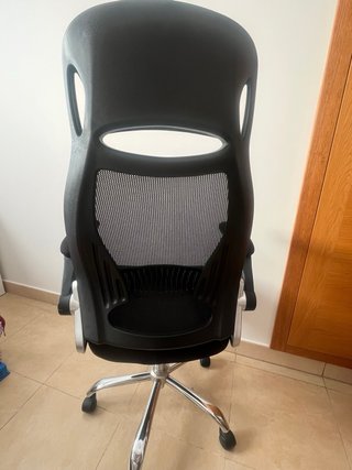 Silla giratoria de escritorio. Con respaldo alto.