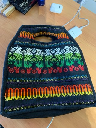 Bolso negro multicolor bordado andino de tela