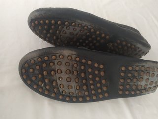 REGALO mocasines de piel y sandalias planas