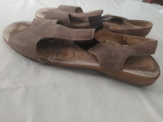 REGALO mocasines de piel y sandalias planas