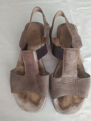 REGALO mocasines de piel y sandalias planas