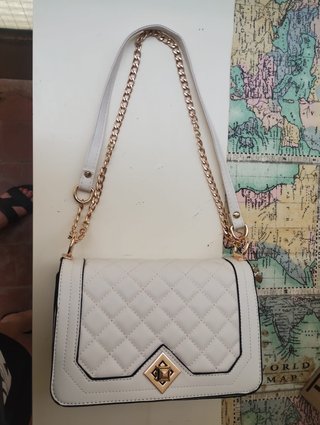 Bolso blanco acolchado convertible dorado