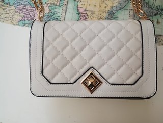 Bolso blanco acolchado convertible dorado