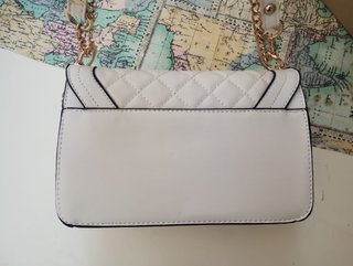 Bolso blanco acolchado convertible dorado