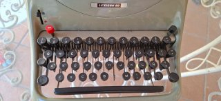 Máquina de escribir Hispano Olivetti Lexicon 80.