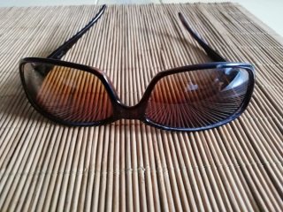 Gafas de sol negras y marrones