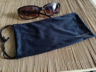 Gafas de sol negras y marrones