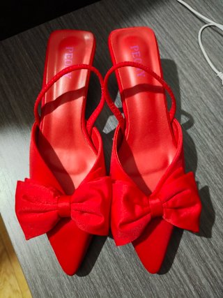 Zapatos destalonados rojos con lazo