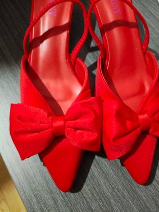 Zapatos destalonados rojos con lazo