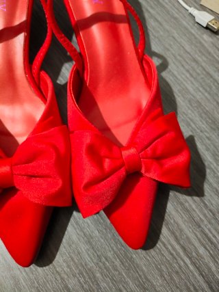 Zapatos destalonados rojos con lazo