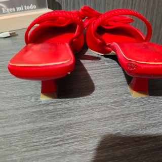 Zapatos destalonados rojos con lazo