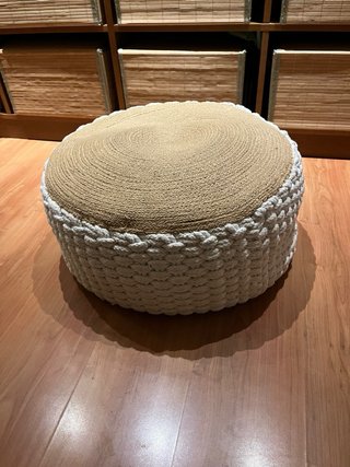 Puf de diseño beige y blanco