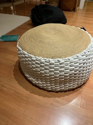 Puf de diseño beige y blanco