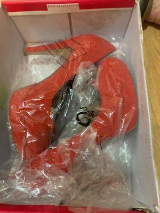 Zapatos de tacón rojos