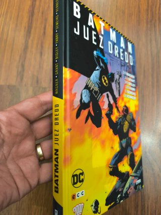 BATMAN / JUEZ DREDD ECC