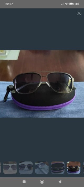 Gafas de sol Guess con funda morada