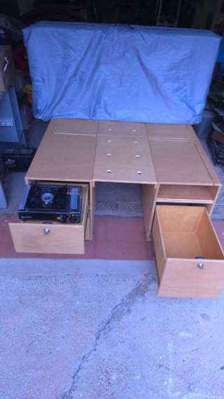 Equipamiento Camper: cajón madera,colchón,gas ....