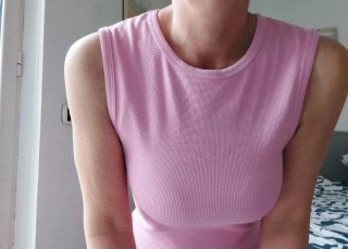 Abito rosa elasticizzato con apertura a goccia