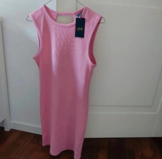 Abito rosa elasticizzato con apertura a goccia