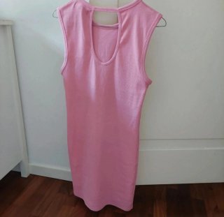 Abito rosa elasticizzato con apertura a goccia