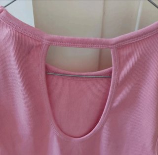 Abito rosa elasticizzato con apertura a goccia