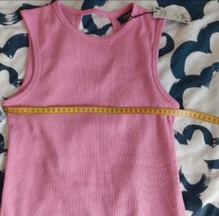 Abito rosa elasticizzato con apertura a goccia