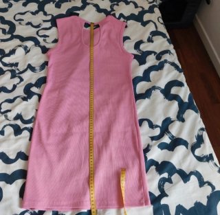 Abito rosa elasticizzato con apertura a goccia
