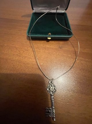 Collana in argento con ciondolo chiave